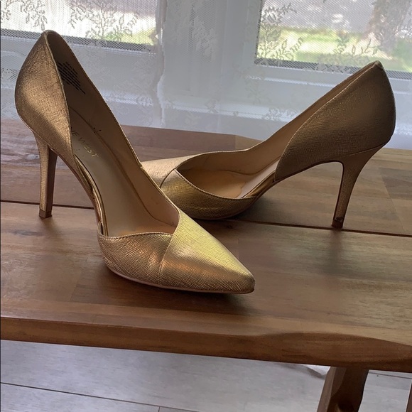 Nine West gold heels - Picture 2 of 3